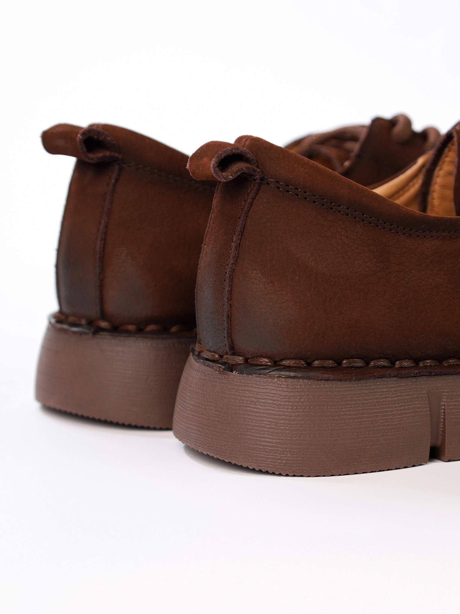 Туфли темно-коричневого цвета из натурального нубука на шнуровке